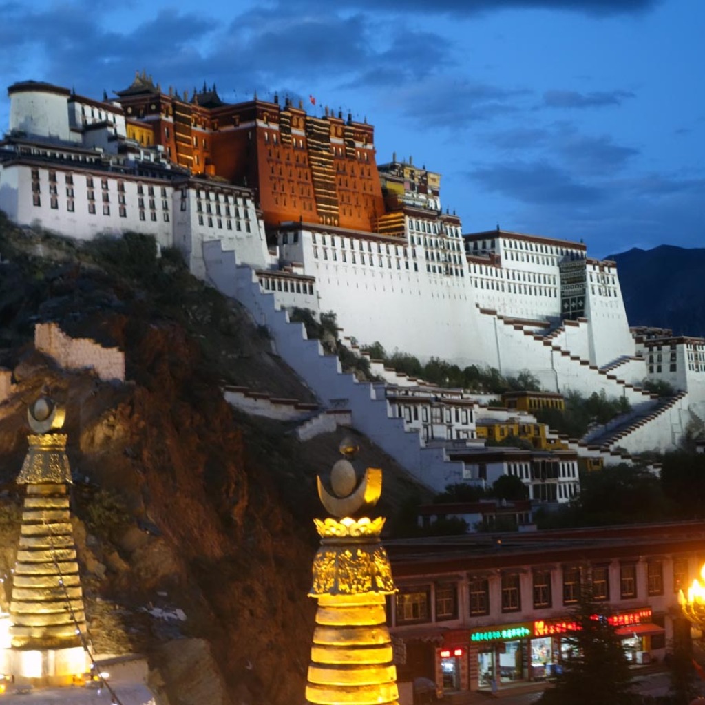 Motorradreisen Tibet Kultur Stupa Stadt